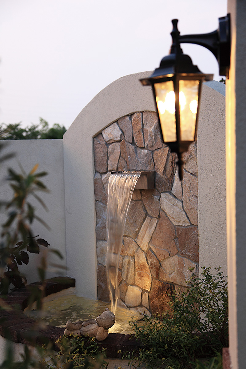 ライトに照らされた壁泉は夜の鑑賞ポイント。