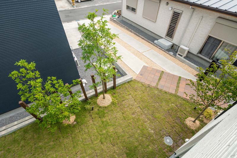 駐車場とお庭 それぞれのゾーンをつなぐ斜めのアプローチが独創的な印象をもたらす エスティナ第12回全国ガーデンエクステリアコンテスト