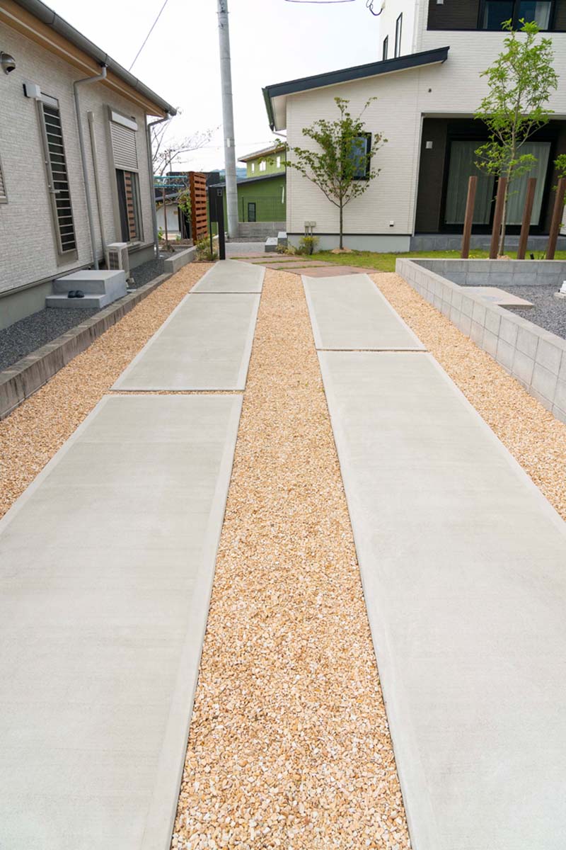 駐車場とお庭 それぞれのゾーンをつなぐ斜めのアプローチが独創的な印象をもたらす エスティナ第12回全国ガーデンエクステリアコンテスト
