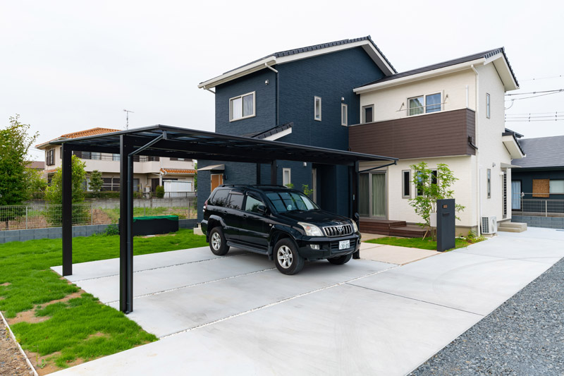 白とネイビーのナチュラルモダンな外構 エスティナ第12回全国ガーデンエクステリアコンテスト