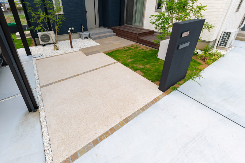 白とネイビーのナチュラルモダンな外構 エスティナ第12回全国ガーデンエクステリアコンテスト