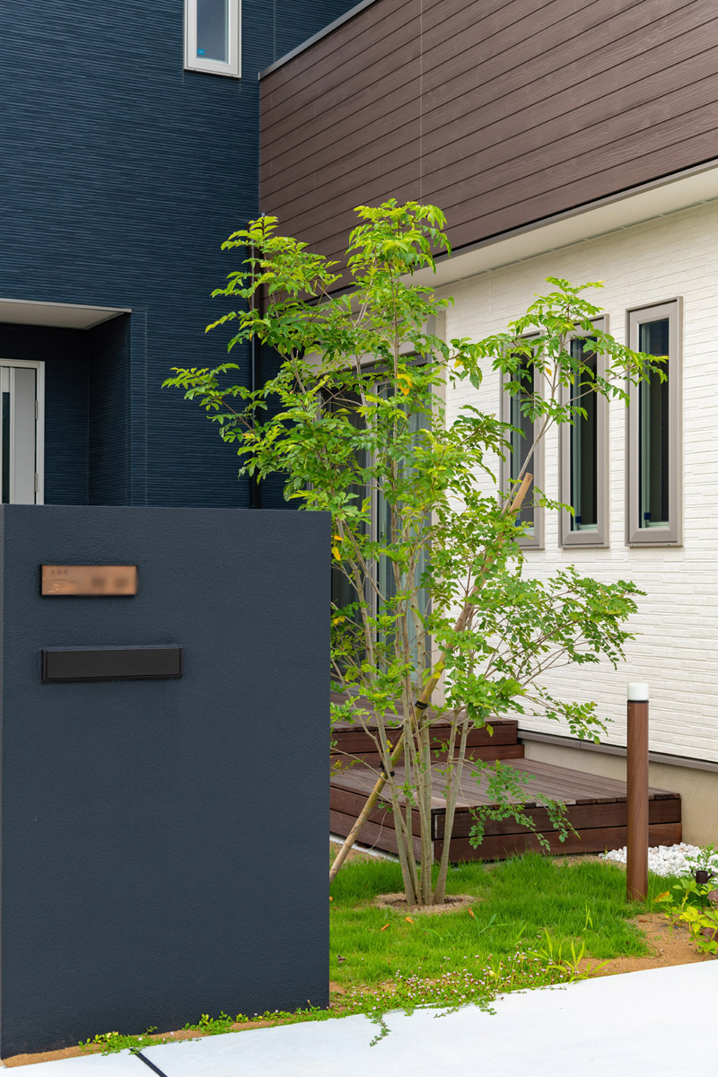 白とネイビーのナチュラルモダンな外構 エスティナ第12回全国ガーデンエクステリアコンテスト