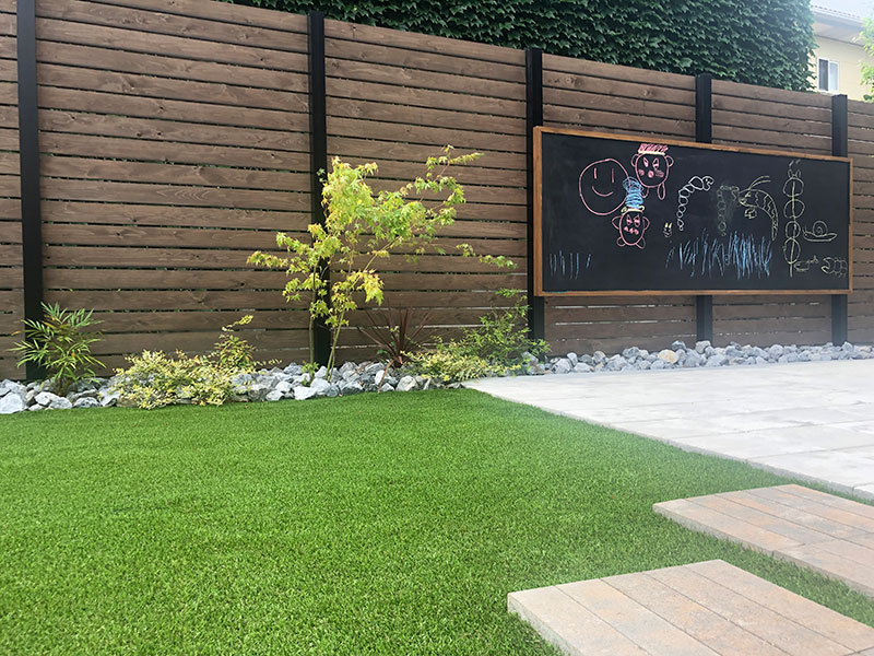 子供ゴコロをくすぐる大きな黒板のある庭
