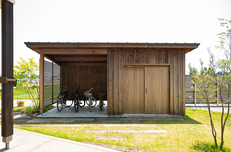 機能性とデザイン性の物置兼自転車置き場のある庭