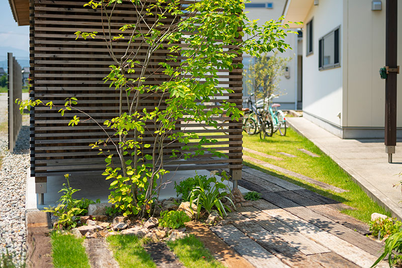 機能性とデザイン性の物置兼自転車置き場のある庭