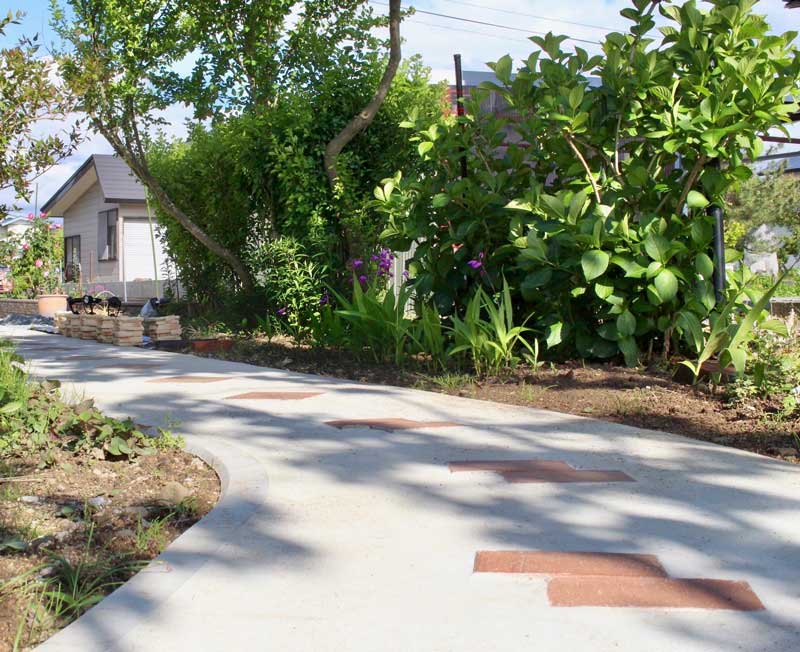 バラのアーチまでのアプローチ