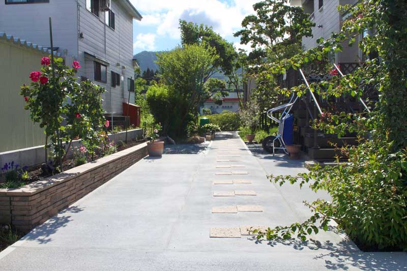 バラのアーチまでのアプローチ