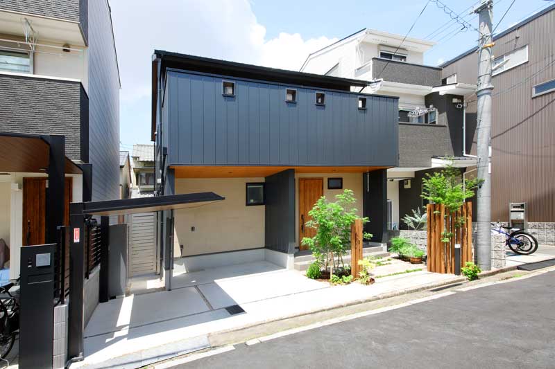 シャープさと温もりを両立したファサードデザイン