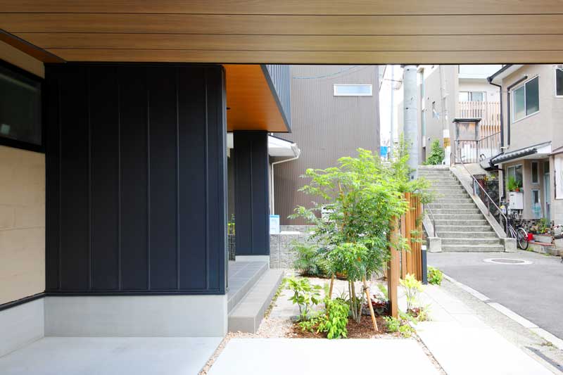 シャープさと温もりを両立したファサードデザイン