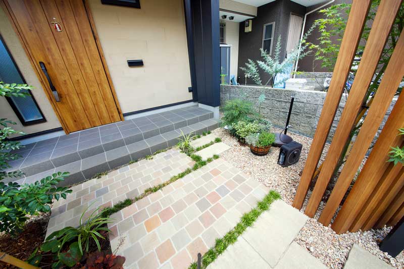 シャープさと温もりを両立したファサードデザイン