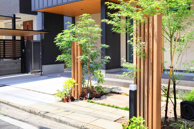 シャープさと温もりを両立したファサードデザイン