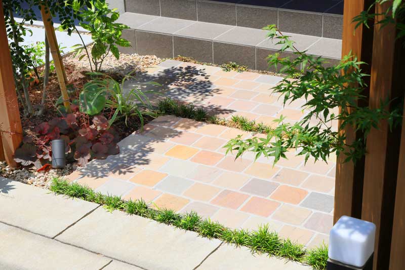 シャープさと温もりを両立したファサードデザイン