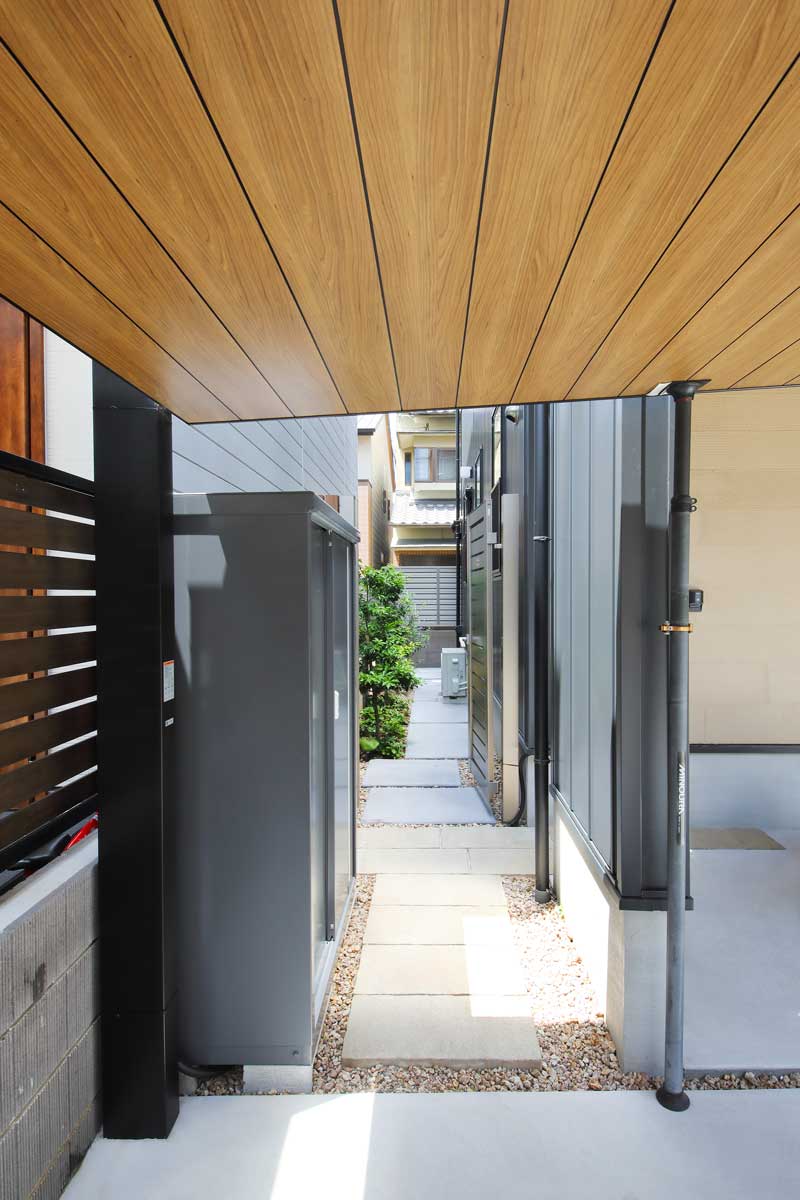 シャープさと温もりを両立したファサードデザイン