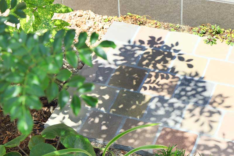 シャープさと温もりを両立したファサードデザイン