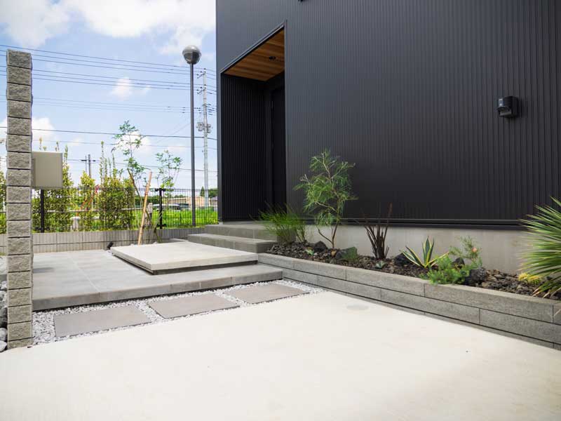 グレーが織りなすモダンガーデン