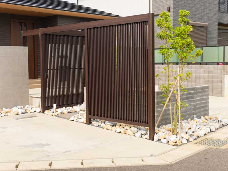 様々な素材で自然に空間を仕切る外構デザイン