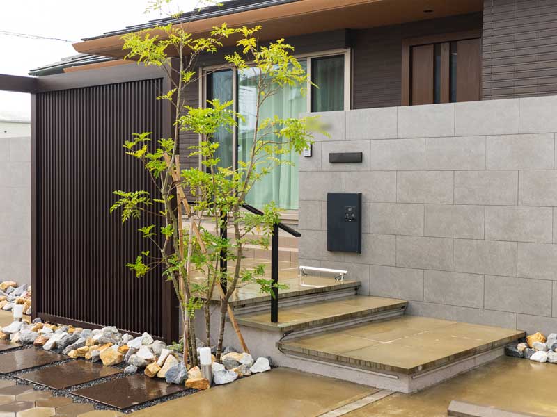 様々な素材で自然に空間を仕切る外構デザイン