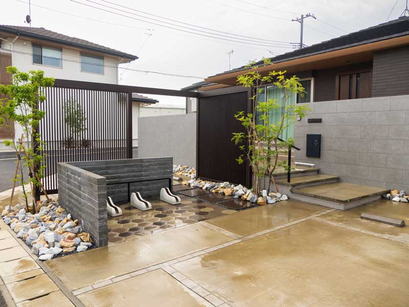 様々な素材で自然に空間を仕切る外構デザイン