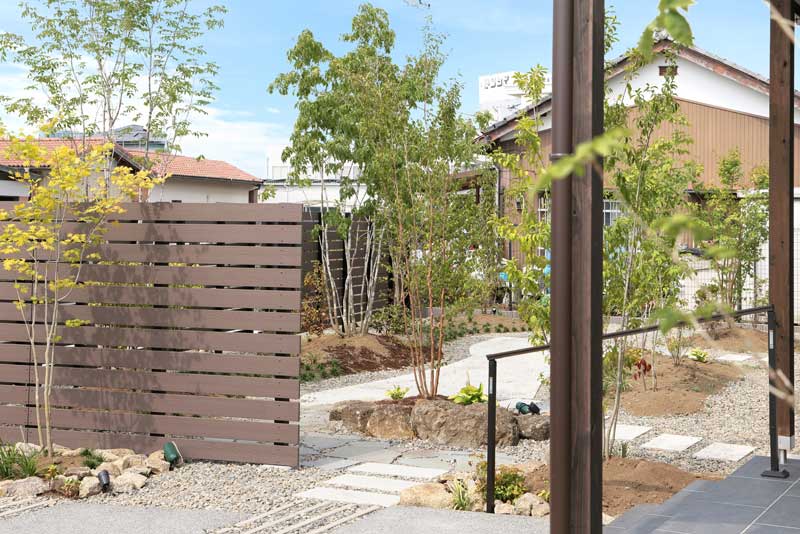 温泉の庭園ー自然美あふれる新築外構