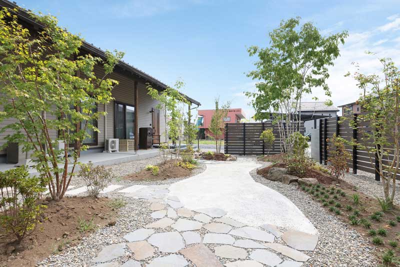 温泉の庭園ー自然美あふれる新築外構