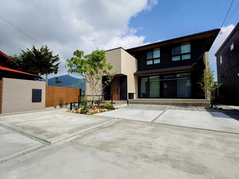 駐車場にも彩を