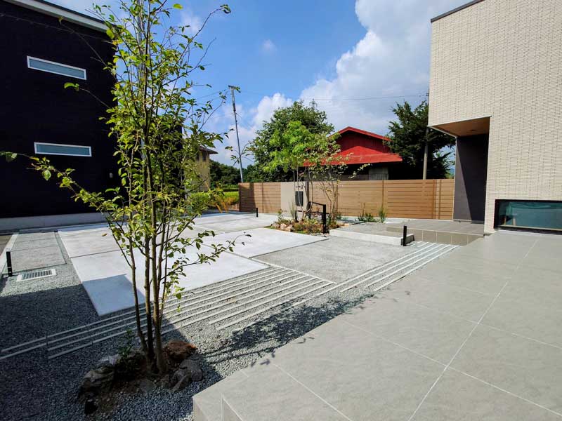 駐車場にも彩を