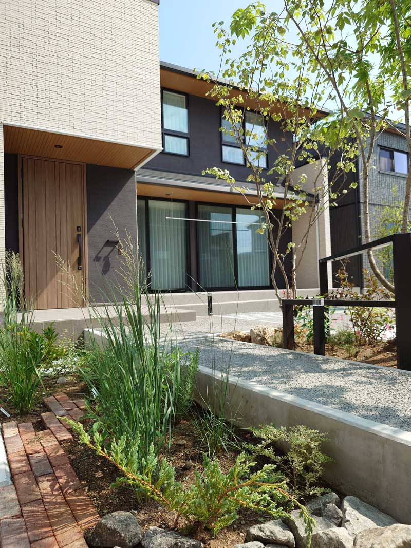 駐車場にも彩を