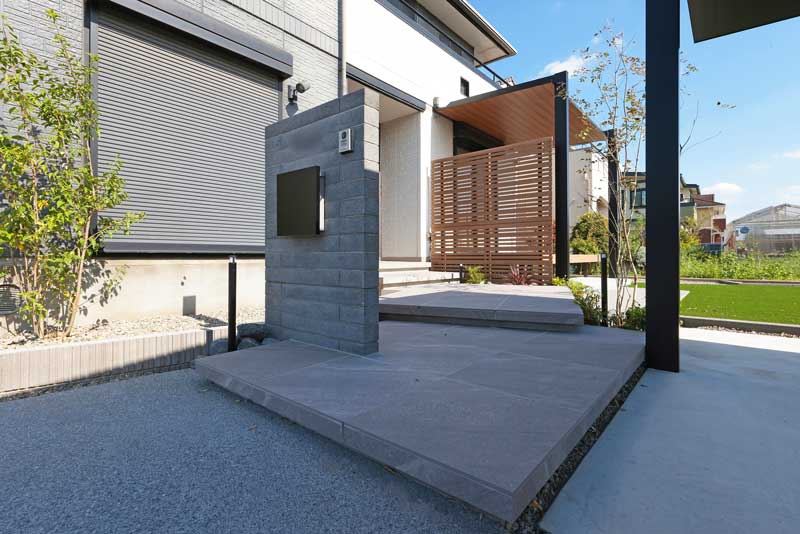 大きく、シンプルに、美しく。―タイルで魅せる、シンプルモダンなアプローチデザイン