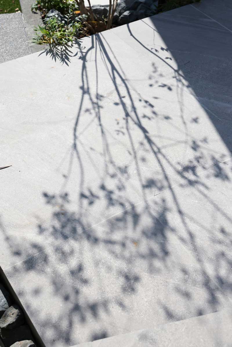 大きく、シンプルに、美しく。―タイルで魅せる、シンプルモダンなアプローチデザイン