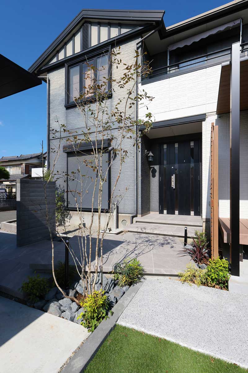 大きく、シンプルに、美しく。―タイルで魅せる、シンプルモダンなアプローチデザイン