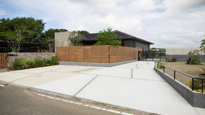 あたたかみのあるクローズ外構