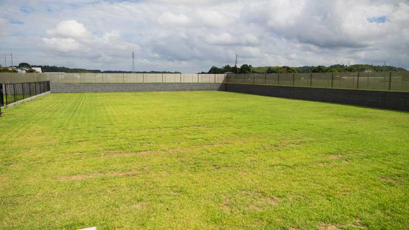 あたたかみのあるクローズ外構