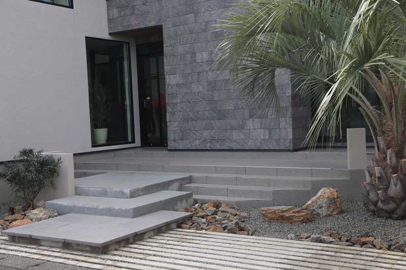 光と陰が織りなす、静寂と躍動のドライガーデン