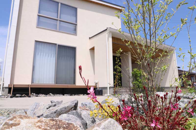 自然と調和する贅沢な屋外リビングのあるおうち