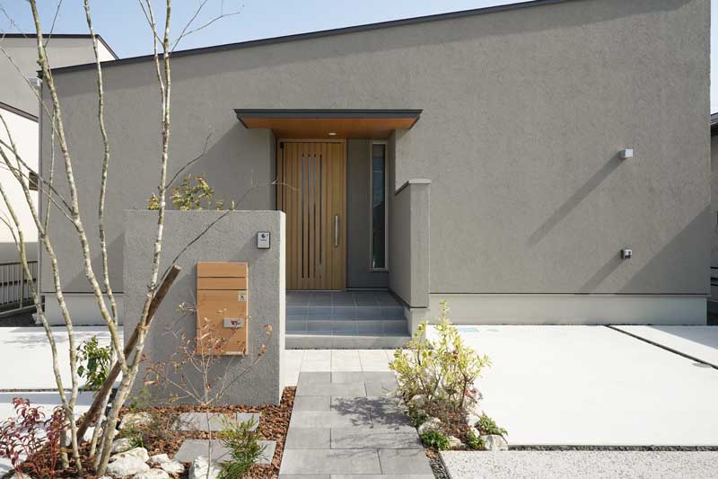 グレーのコントラストが映える、心地よい平屋の新築外構