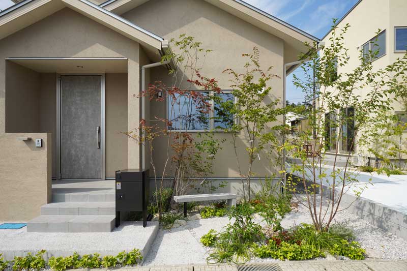 敷地を生かした自然の小道の外構デザイン