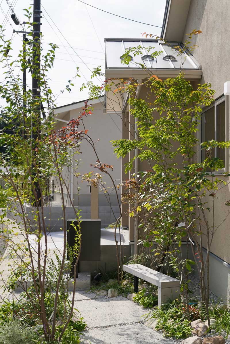 敷地を生かした自然の小道の外構デザイン