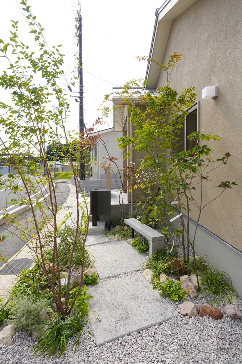 敷地を生かした自然の小道の外構デザイン