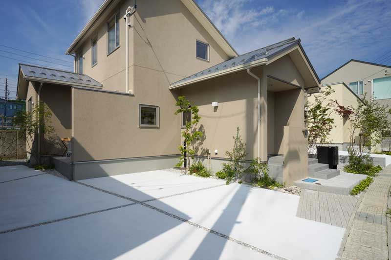 敷地を生かした自然の小道の外構デザイン