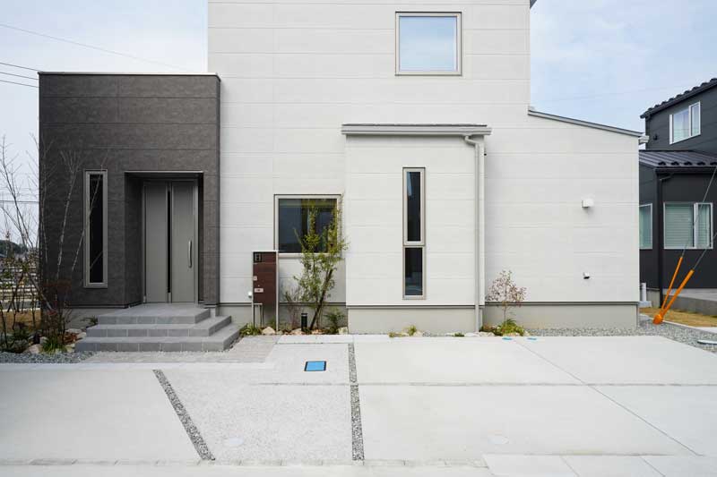 日常にとけこむ上質さ―風を感じるセカンドリビングのある家