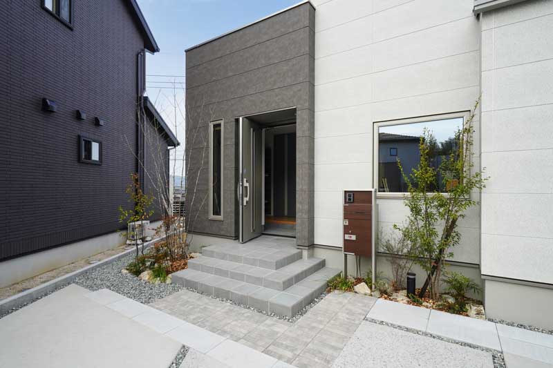 日常にとけこむ上質さ―風を感じるセカンドリビングのある家