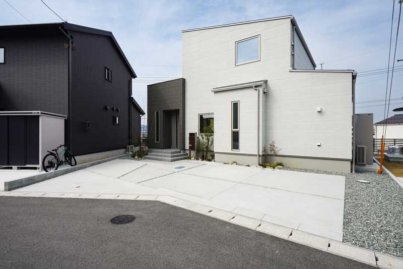 日常にとけこむ上質さ―風を感じるセカンドリビングのある家