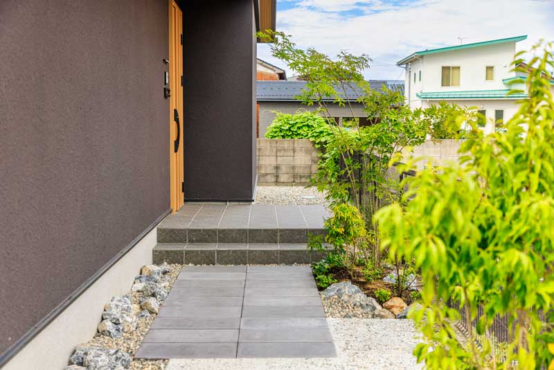 植物と素材で楽しむ日常の庭