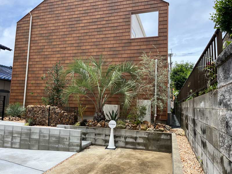 素材と植栽が奏でるモダンリゾートガーデン