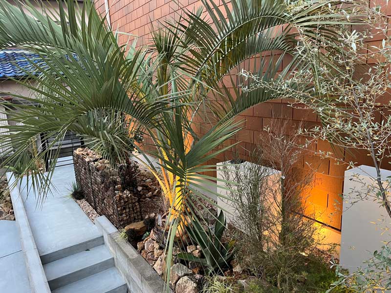 素材と植栽が奏でるモダンリゾートガーデン