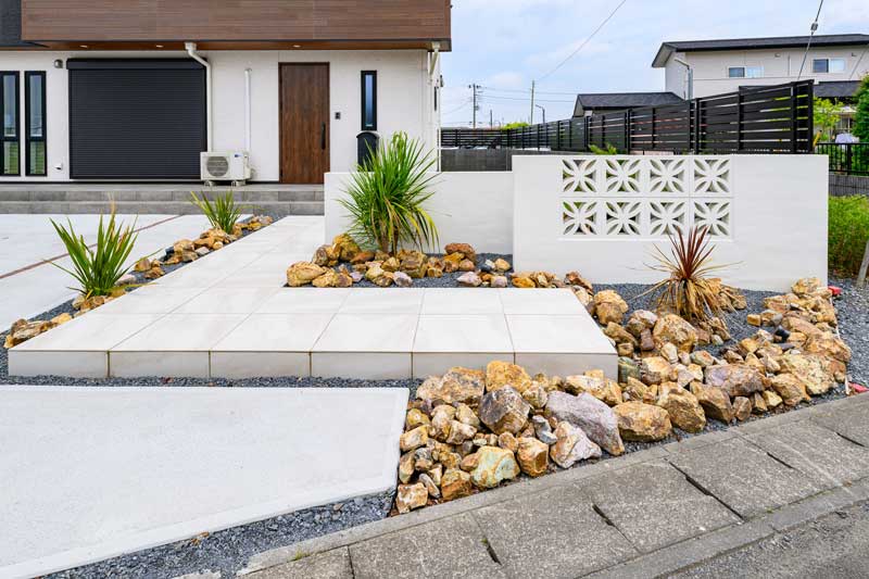 素材の重なりを楽しむ 都会の風を感じるアジアン・エントランス