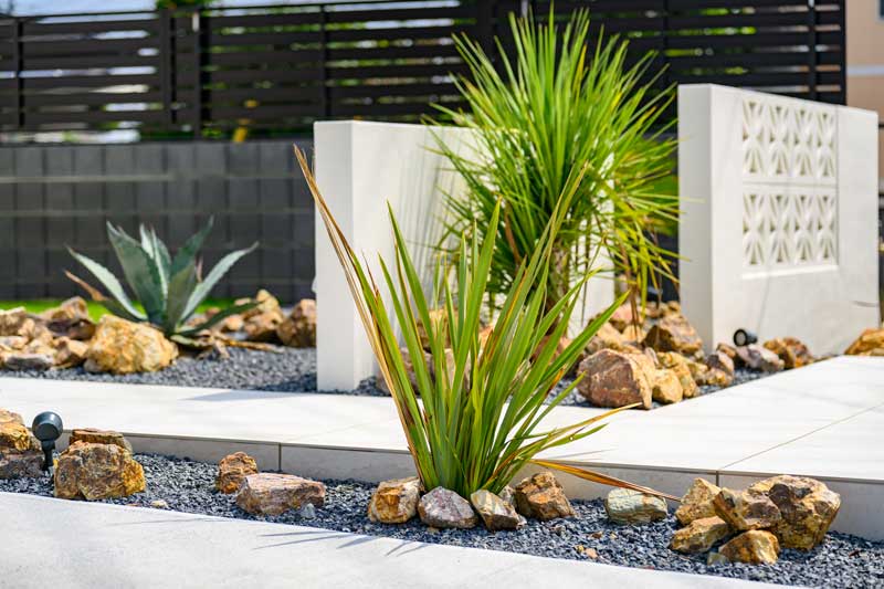 素材の重なりを楽しむ 都会の風を感じるアジアン・エントランス