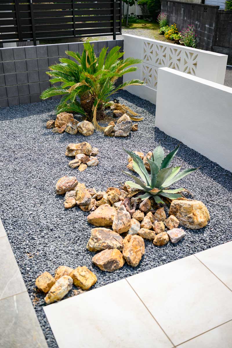 素材の重なりを楽しむ 都会の風を感じるアジアン・エントランス