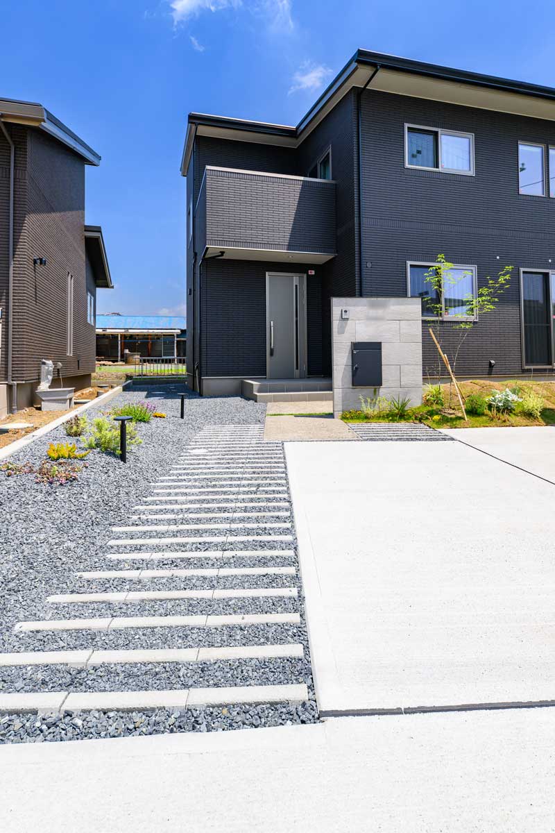 動線と視線を整理する シンプルモダン・ファサード