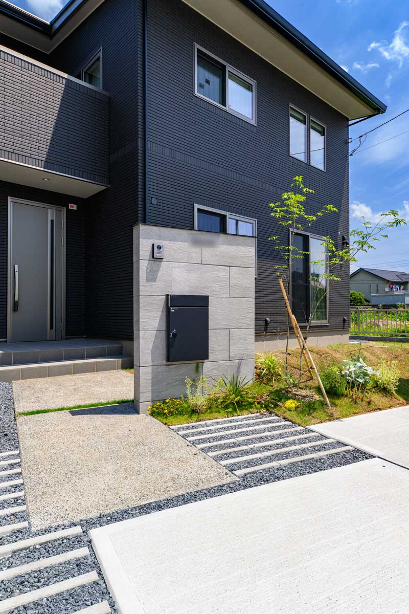 動線と視線を整理する シンプルモダン・ファサード